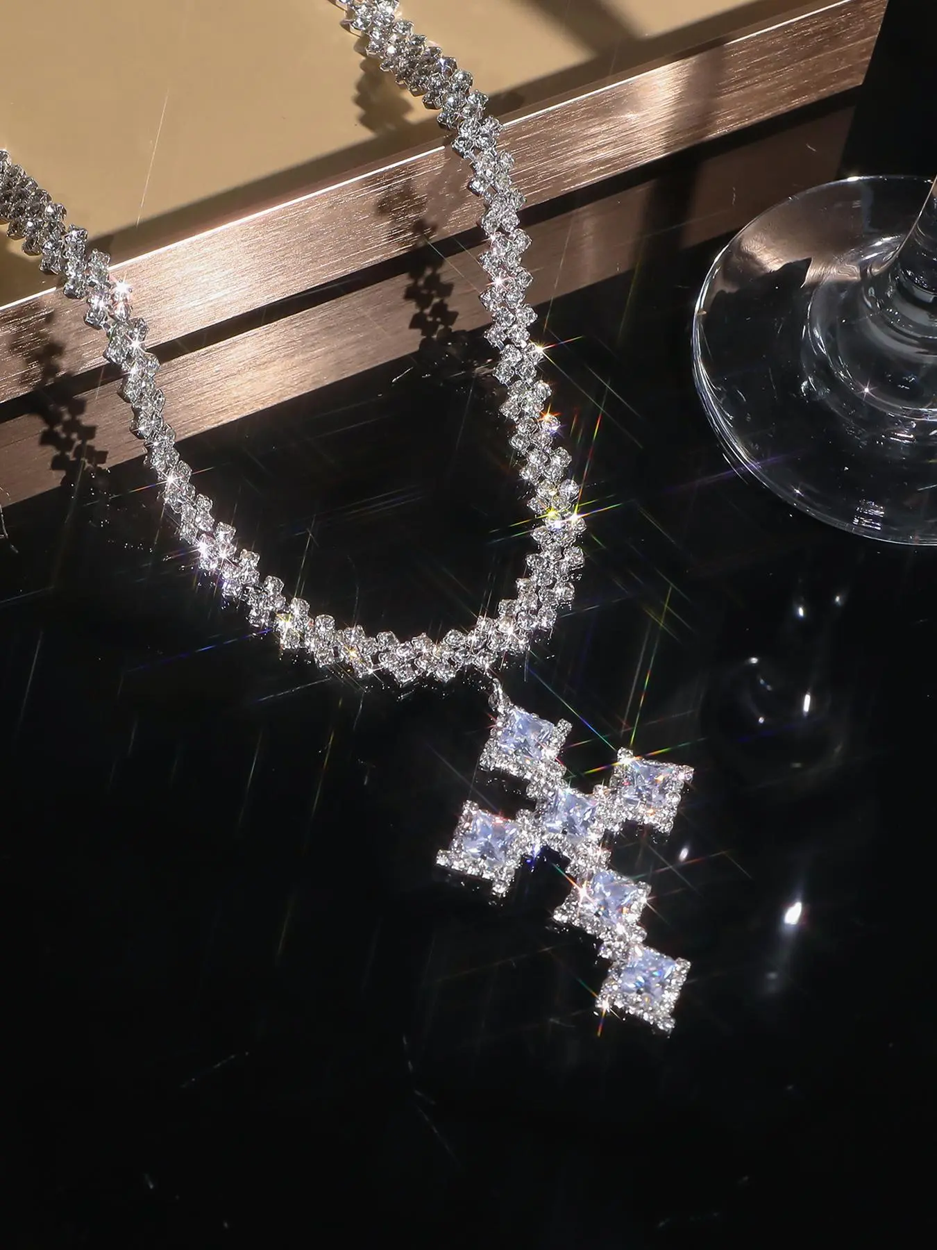 Elegant Rhinestone Decorated Cross Pendant Necklace for Women for Gift, Clavicle Matching Necklace, Clavicular Necklace, Fashion All-match Accessory, Cross Necklaces, Dainty Cross Necklace, Cross Chain Design, Dainty Fashion Jewelry