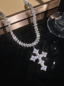 Elegant Rhinestone Decorated Cross Pendant Necklace for Women for Gift, Clavicle Matching Necklace, Fashion All-match Accessory, Cross Necklaces, Dainty Cross Necklace