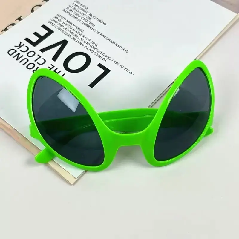 Green Triangle Sunglasses in Funny Alien Style, Trendy Party Photo Props for Halloween Cosplay, Music Festival Dance Accessories, Bar Party Birthday Gathering Selfie Must-Have, Christmas, Valentine's Day, Easter, Festival Party Supplies