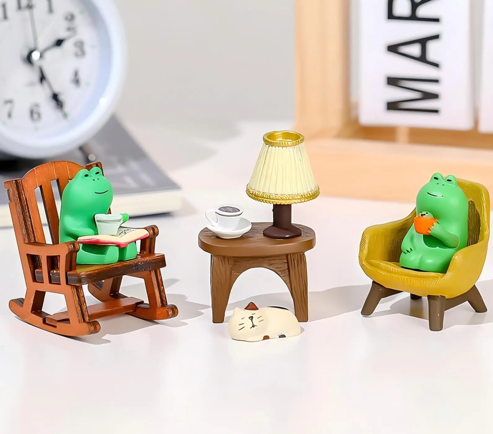 Miniature Frog Trinkets Desk Decorations, Set of 6, Tiny Kitty Figurine for Cute Office Desk Decor, Funny Gifts for Mom and Frog Lovers Fairy Garden Decor