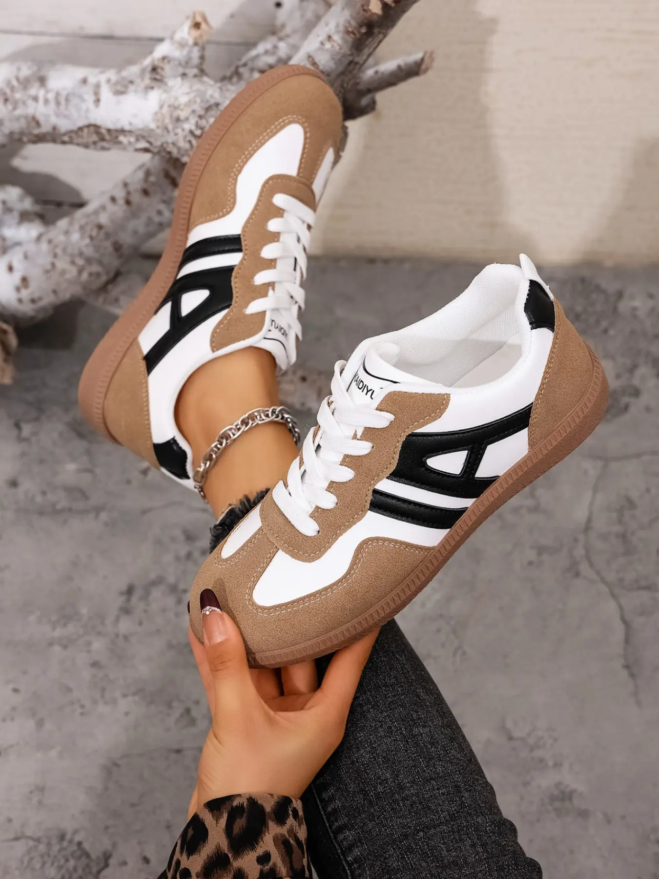 Women's casual lace-up sports shoes, outdoor walking shoes, Everyday shoes, comfortable soft casual shoes, suitable for daily leisure and commuting outfits, a must-have for gifts and back-to-school outfits