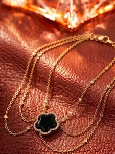 1 elegant multi-layered item four-leaf clover Necklace, gold chain paired with black agate The four leaf clover pendant outlines a gentle and noble atmosphere, suitable for daily commuting, and is also an exquisite gift to convey feelings.