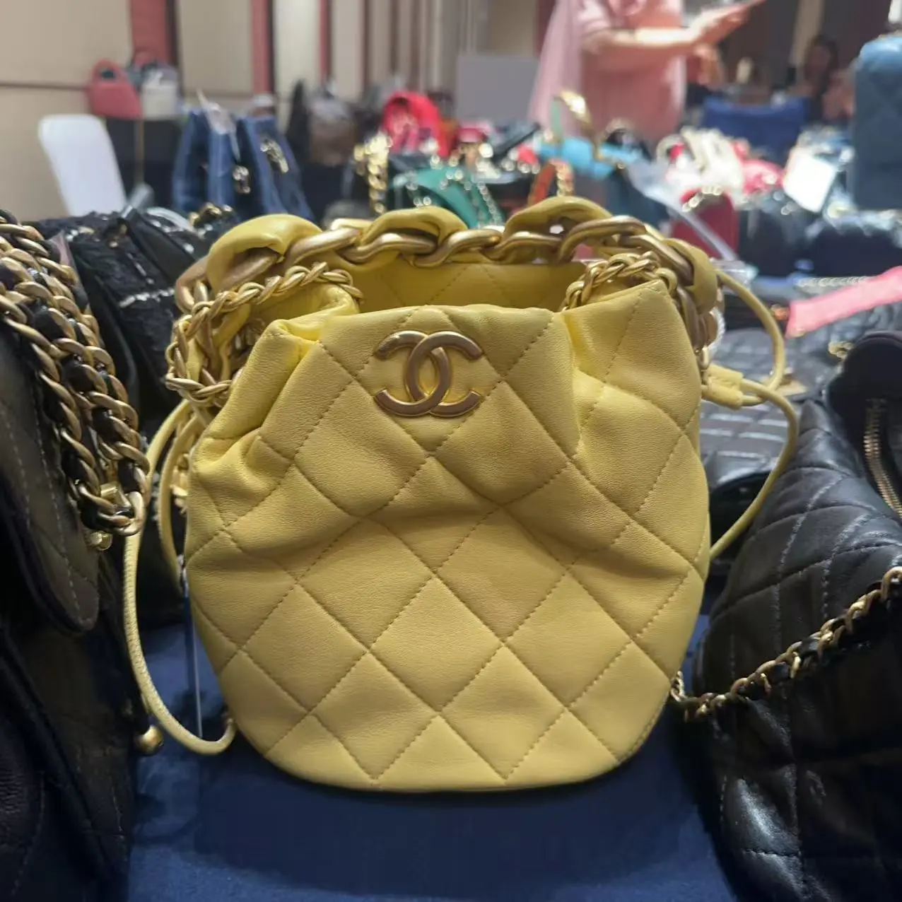 Pre-owned CHANEL H5 cream yellow chain clutch bz051916