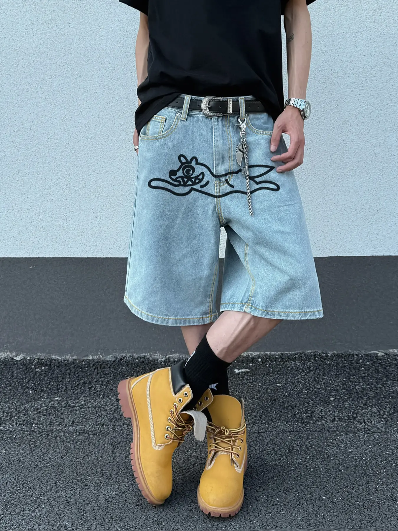 Y2K Trend Light Wash Denim Shorts, Flying Dog Unique Animal Print Casual Baggy Loose-Fit Oversized Jeans with Pockets and Zipper, Breathable Comfortable Streetwear Fashion for Men, Perfect for Summer Wear, Menswear
