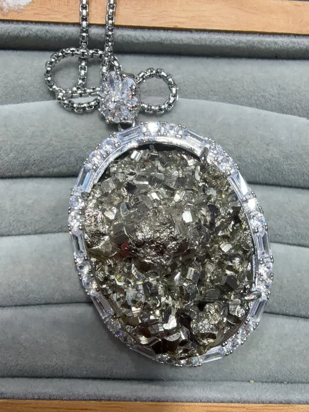 Wen(16017)gc.pyrite raw necklace