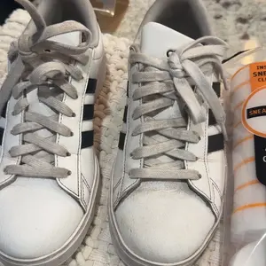 Product Review of SneakERASERS️ Instant Shoe Cleaner: 10 Pack from M**e R**y