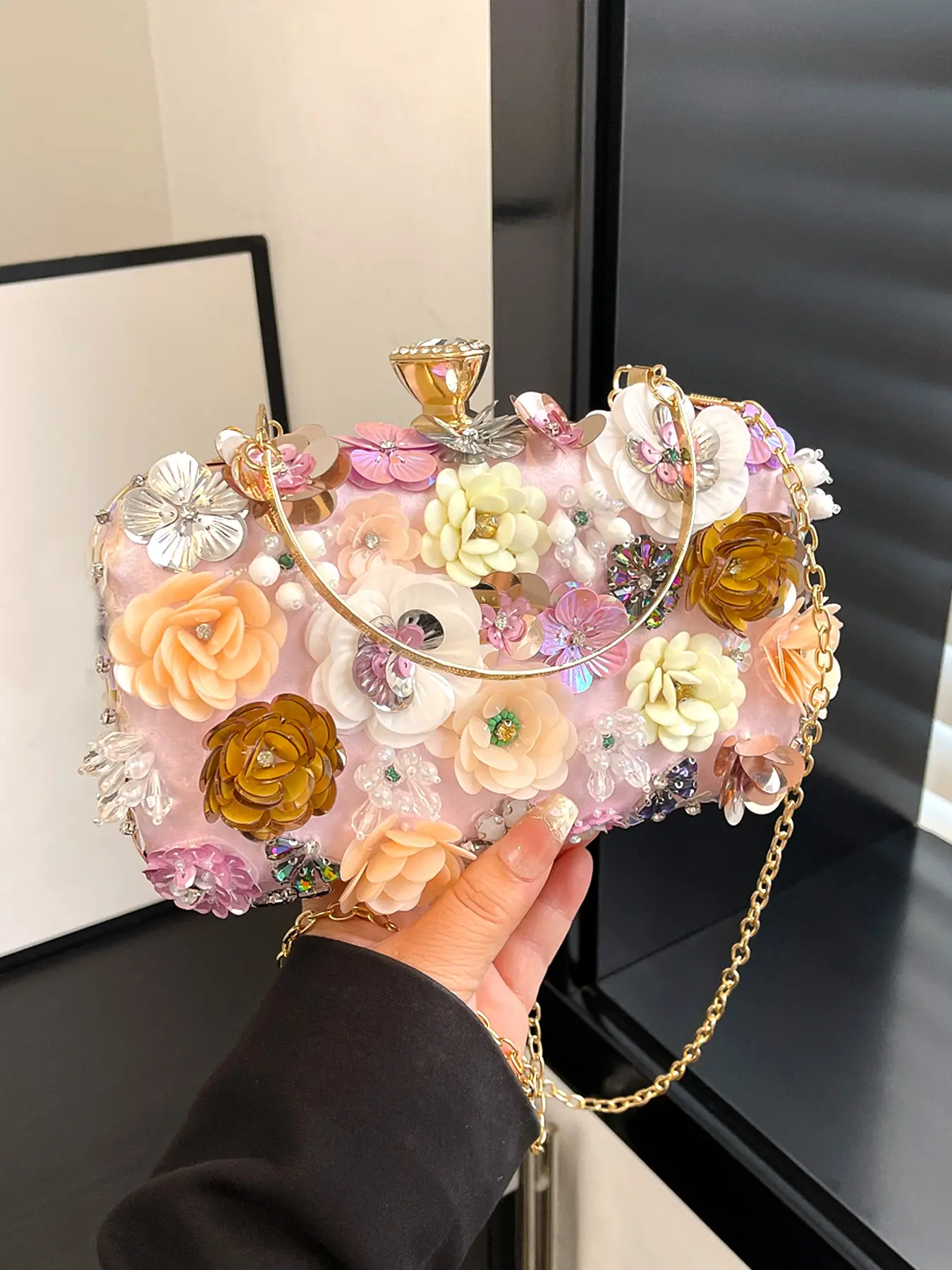 Niche design three-dimensional flower crystal diamond decoration, gold-plated chain with retro lock, casual versatile one-shoulder handbag, small exquisite, suitable for dances, dates, etc., Fashionable Bling Bag, Casual Crossbody Bag, Casual purse