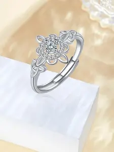 ✨｜Ancient Celtic wisdom meets modern flexibility. This beautifully crafted ring adjusts to fit any finger—so you can give it with confidence, wear it with meaning. 🔗 For the one whose place in your life is eternal. #celticring #flexiblesizering #giftring