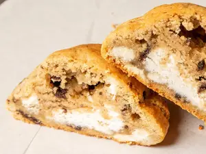 Sweet Thang White Chocolate Lover's 6-Cookie Variety Multipack 2x Cookies N' Cake Cream, 2x Sea Salt Caramel Brownie, 1x Sprinkle M&M, 1x Strawberry Cheesecake  US Snack Biscuit
