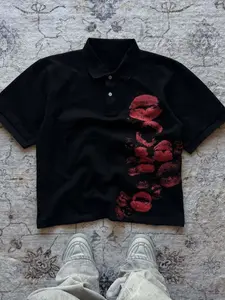 Unisex Black Lip Print Polo Shirt, Oversized Fit, American High Street Dark Style, Summer Casual Versatile Top with Side Lip Print Design, Y2K Aesthetic Trending Ins Streetwear