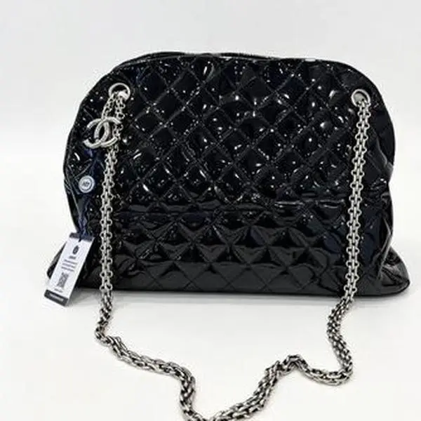 Pre-owned CHANEL shiny black patent leather jumbo quilted bag with silver interlocking CC hardware