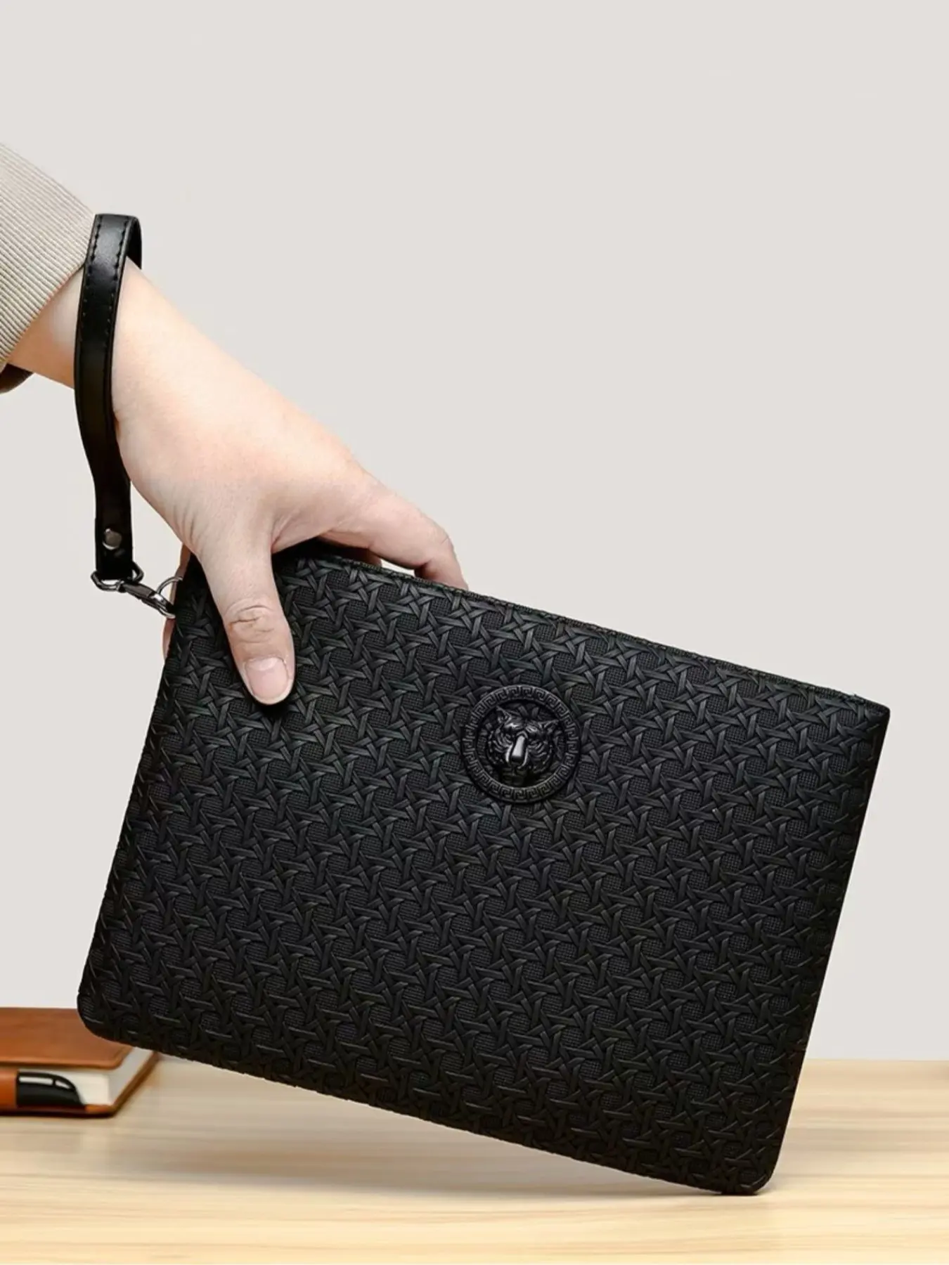 Elegant Business Men's Handbag, Commuter Office Bag, Large Capacity Envelope Purse, Wallet Clutch with Metal Tiger Head Decoration, Wrist Strap Included, Spacious Interior, Metal Tiger Accent