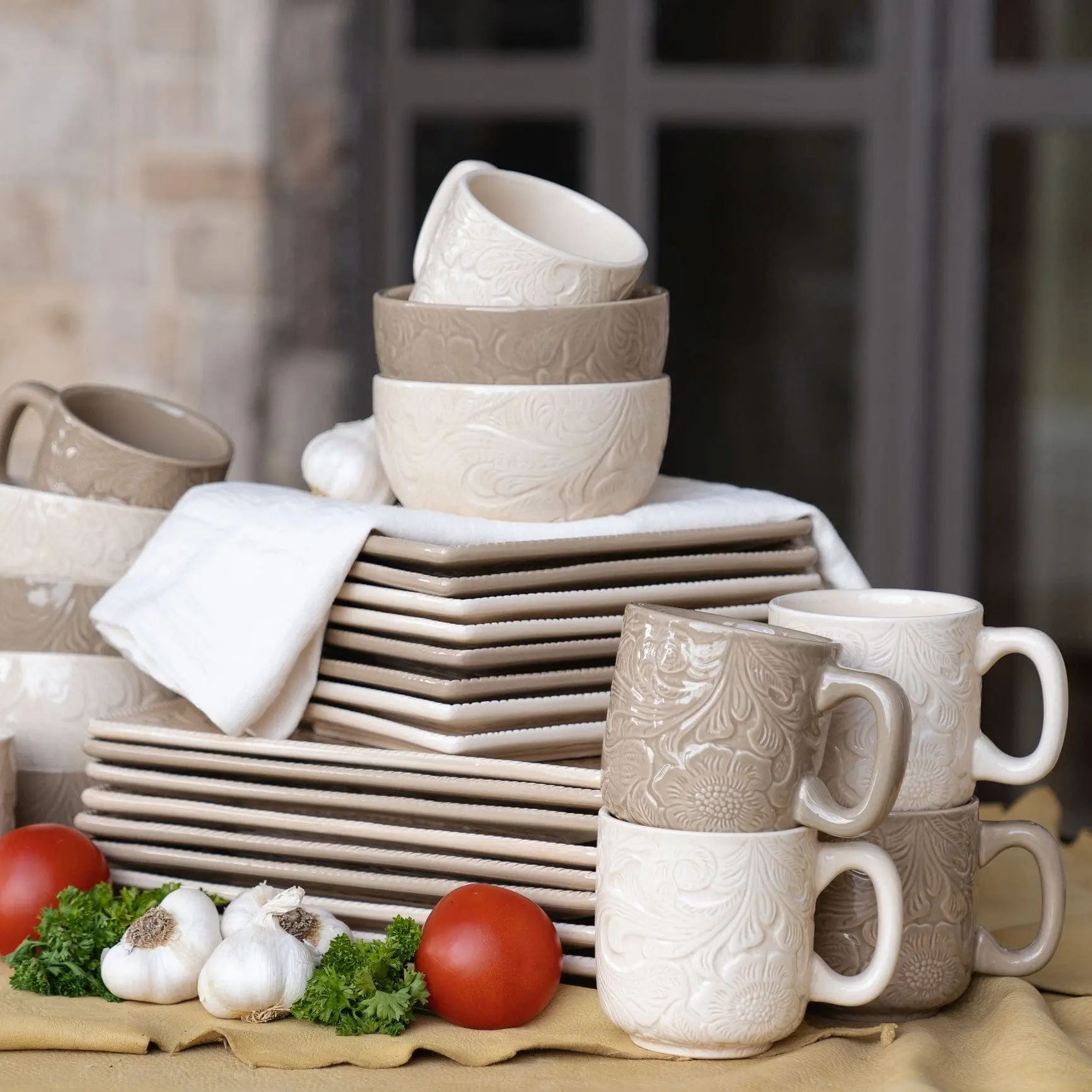 Savannah 16PC Ceramic Dinnerware Set Savannah 16PC Ceramic Dinnerware Set