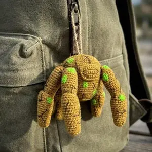 Handmade Crochet Alien Plush Keychain – Mini Sci-Fi Character Charm