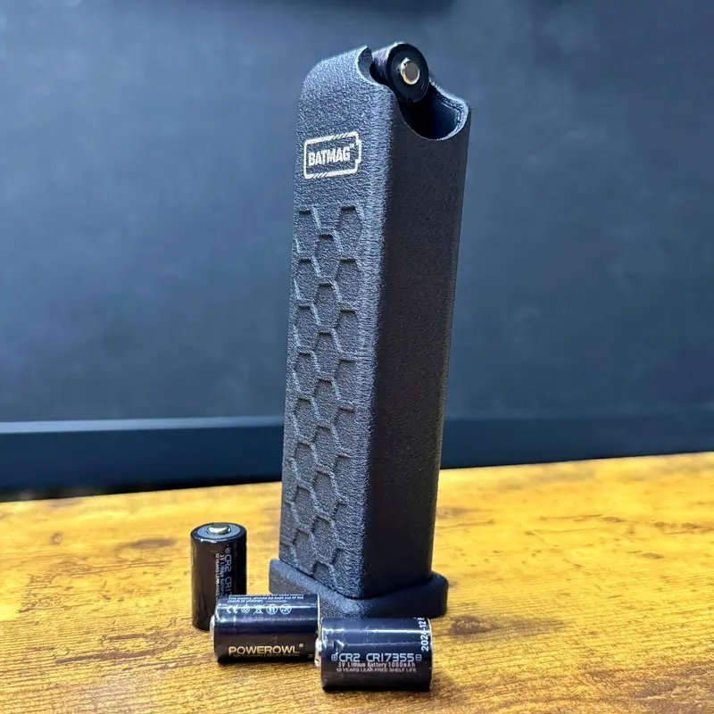 BatMag for CR2 batteries