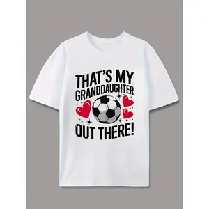 Men's retro football t‑shirt – Football and heart design with "That's my granddaughter out there", American football gift suitable for football games, family events, grandparents, casual crew neck t‑shirt, machine washable