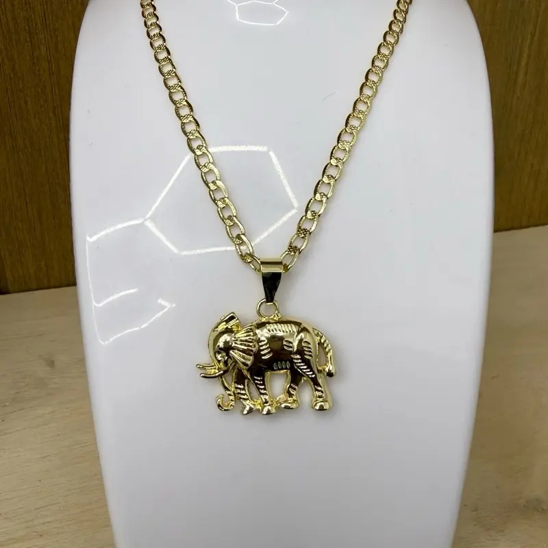 Cadena de 24” aproximadamente con dije elefante de Oro laminado