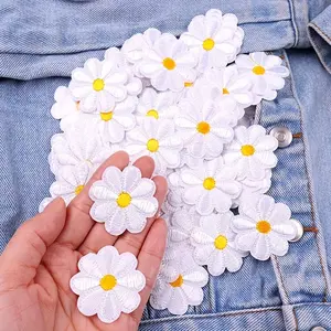 Daisy Embroidered Patch, Daisy Shaped Flower Design Iron-on Patch, Embroidered Daisy Patch For DIY Sewing ,Suitable For Diy Clothing, Hats, Bags, Shoes, Phone Cases, Iron-On Design
