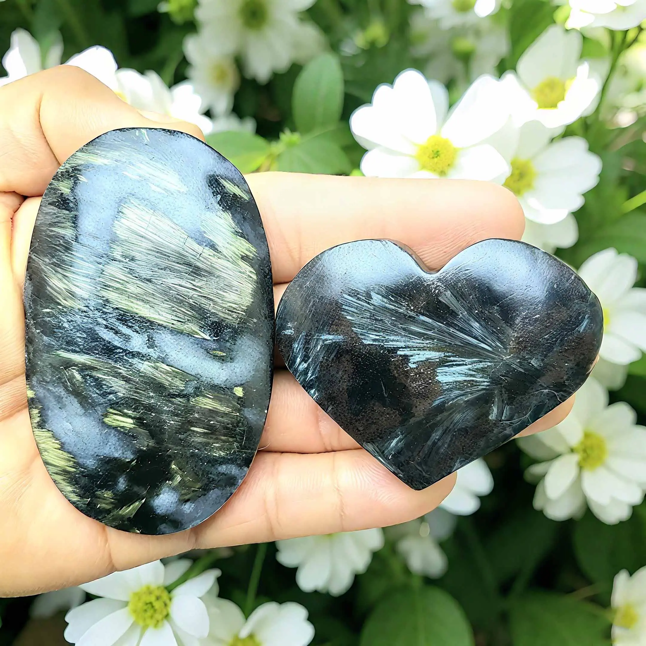 2-Pcs Natural Arfvedsonite Polished Heart Palm Stones, Blue Flash Crystal, 3 Inches or More, 90-120g, Chakra Reiki Mineral Specimens, Home Decor Ornament That Aids in Future Prediction, 2 Pieces
