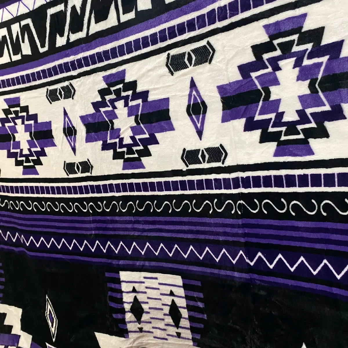 YASMIN Purple QUEEN size blanket.