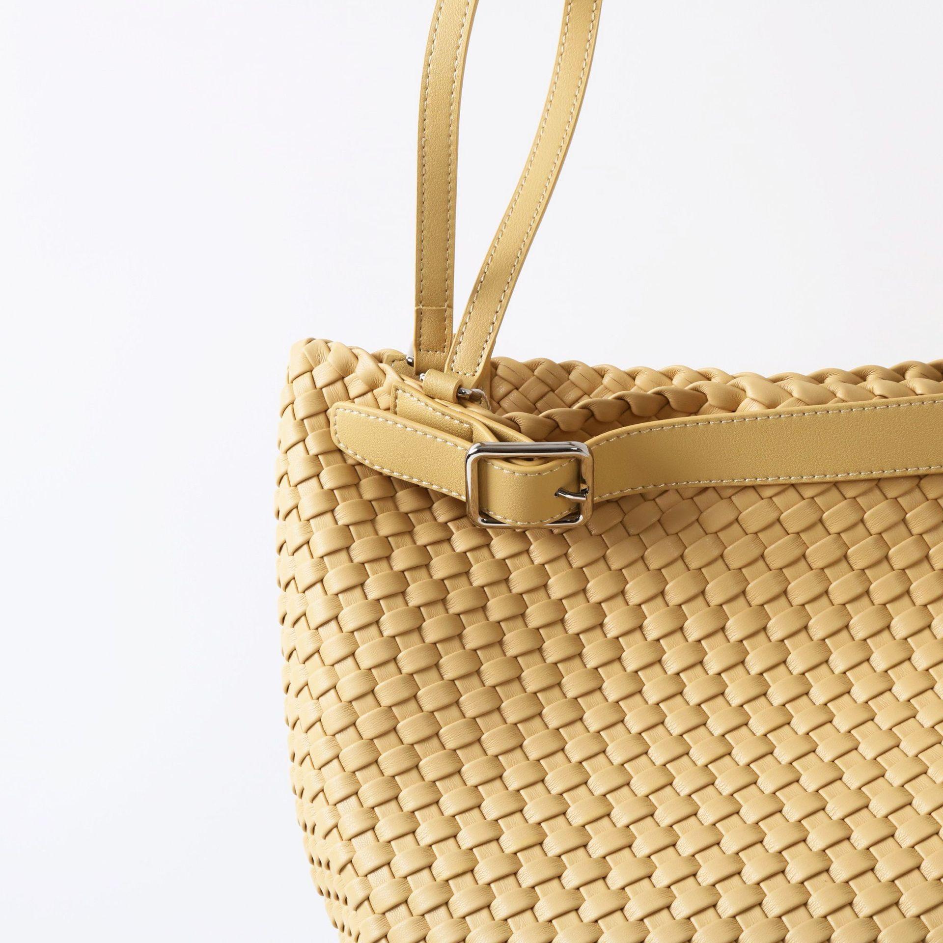Elegant Woven Leather Shoulder Bag for Women Large Capacity Tote Stylish Durable Design Perfect for Everyday Use