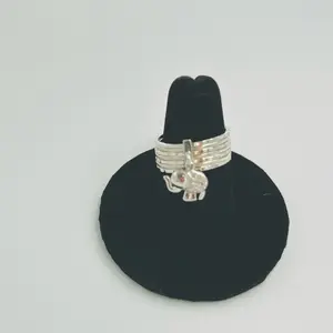 Anillo Semanario con dije de elefante con zirconias cristalinas. Size 7 Plata 925