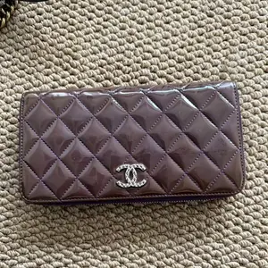Pre-owned CHANEL Classic Quilted Patent Zip Wallet|18724676
