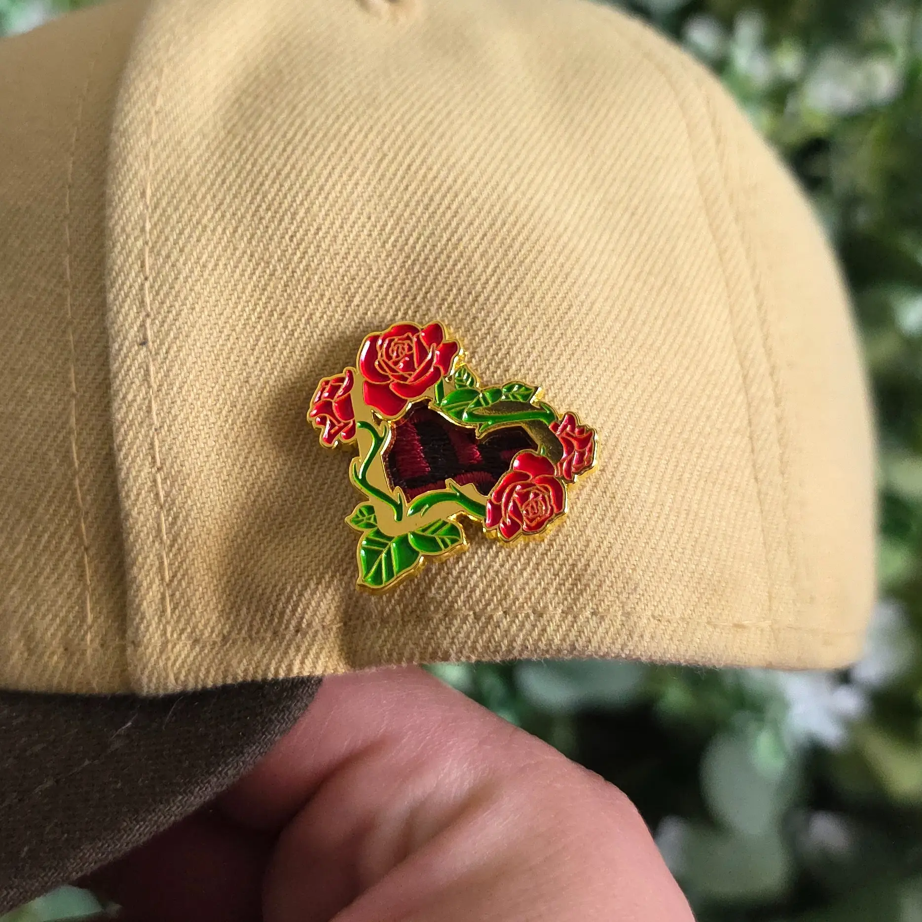 Rose New Era Frame Pin with Vibrant Red Roses and Green Leaves for Stylish Accessories