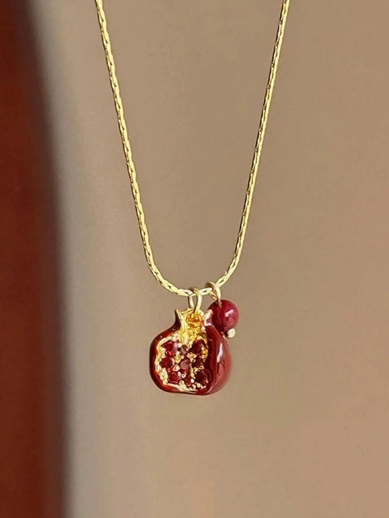 Vintage Pomegranate Pendant Necklace for Women, Elegant and Versatile Material Jewelry, Perfect for Daily Wear and Parties, Ideal Gift for Valentine's Day, Chain Necklaces