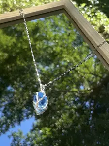 Irregular Heart Pendant Necklace, Blue Crystal Jewelry, Elegant Two-Tone Design, Ideal Gift for Her, Daily Fashion Accessory