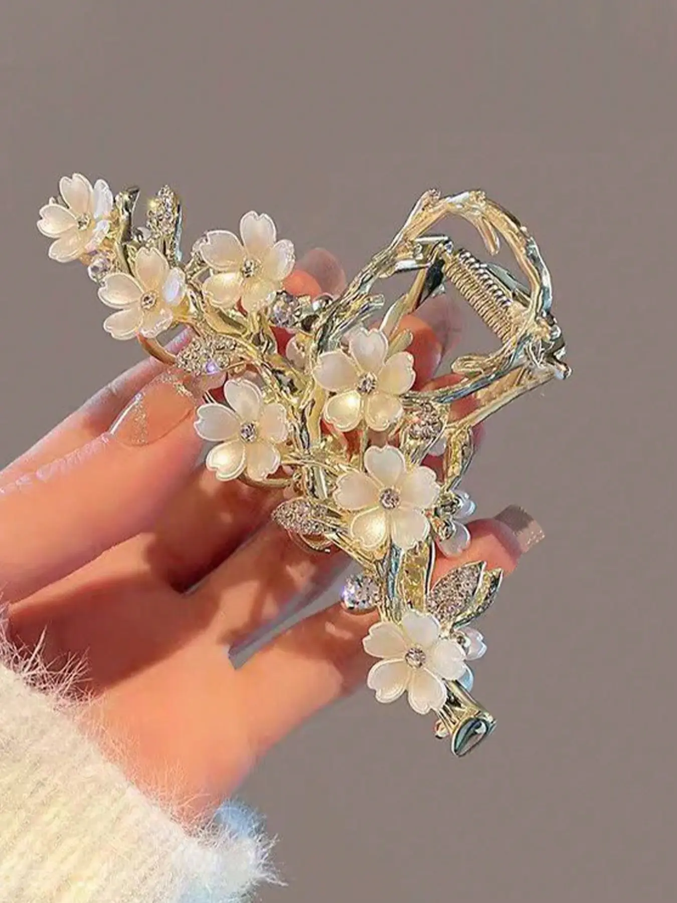 Metal Rhinestone Flower Branch Floral Pattern Hair Claw, Elegant Headpiece Hair Clip for Women, Large Shark Jaw Clip Large Size for Daily Commute, Metallic Finish Hair Clip, Decorative Hair Clips, Flower Hair Clips, Hairclips