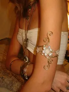 Adjustable Floral Arm Ring, Pearl Flower Design, Street Style, All Seasons, Perfect for Daily Wear, Travel, and Photoshoots