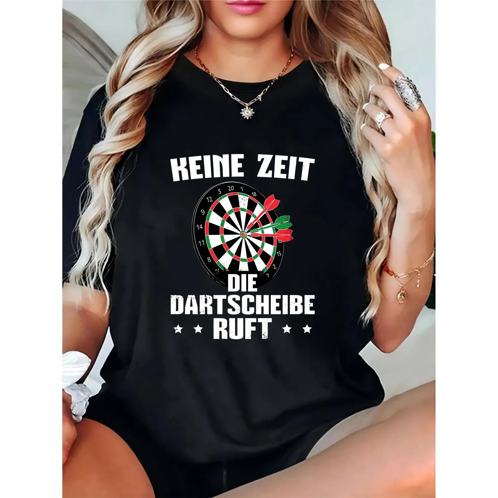 Women’s Black T - Shirt with Dartboard & Darts Graphic, German “Keine Zeit Die Dartscheibe Ruft” Text, Ideal for Dart Enthusiasts, Game Nights & Casual Outings