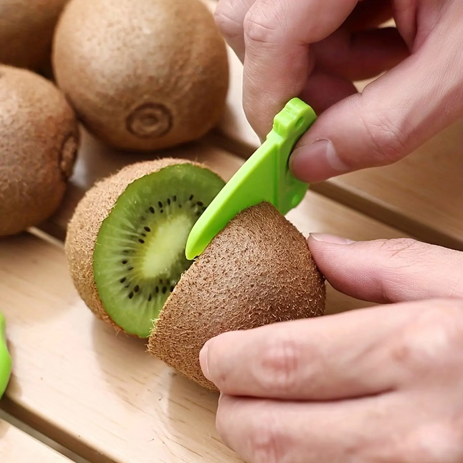 The two-in-one stainless steel kiwi fruit peeler and cutter is easy to hold. This outdoor portable stainless steel green peeler is a multi-functional fruit peeling and core removal tool, and is easy to carry. It is perfect for outdoor picnics or camping.