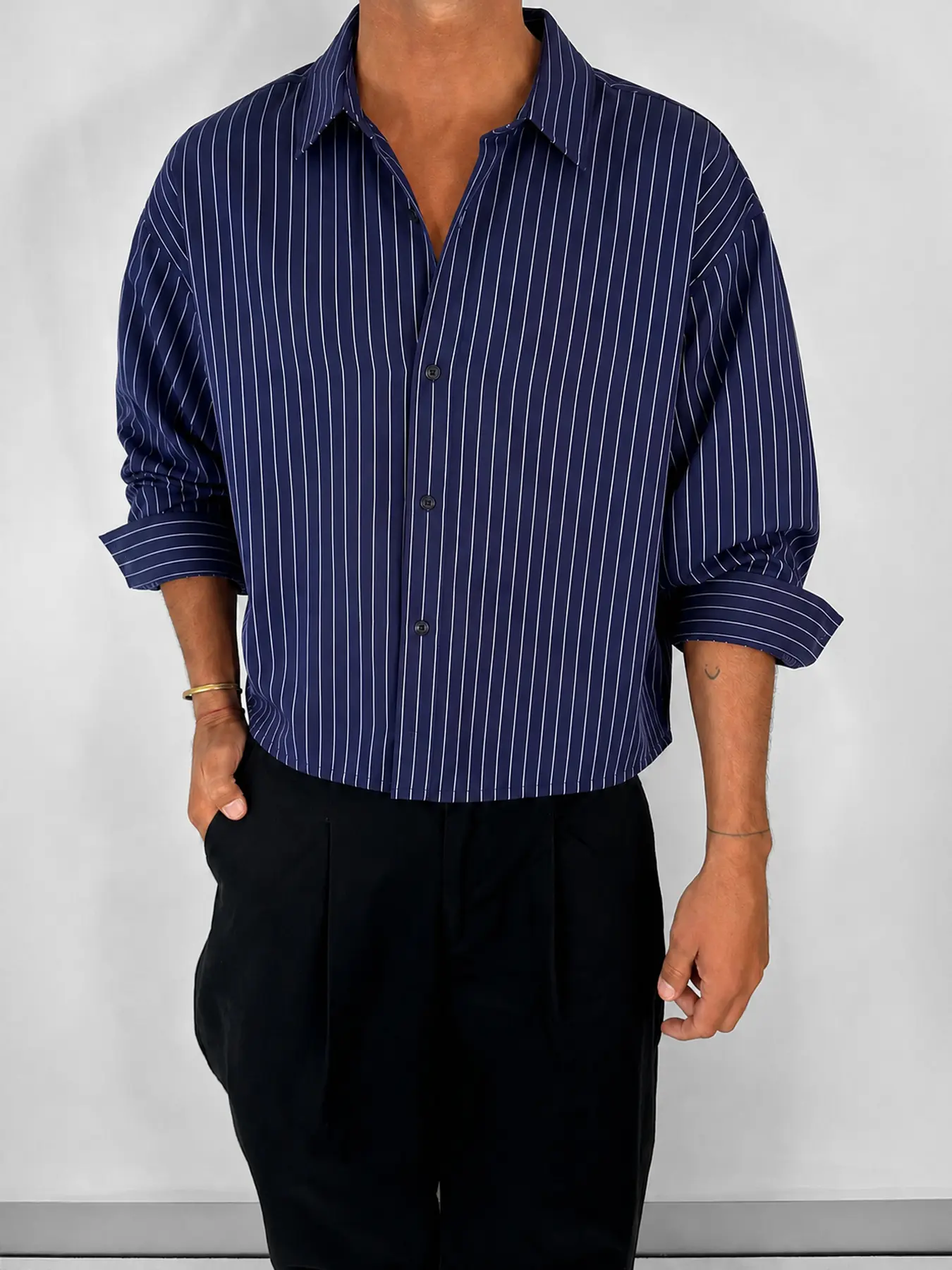 Men's Cropped Pinstripe Long Sleeve Button Down Shirt, Relaxed Fit Lightweight Striped Casual Top, Modern Y2K Streetwear Overshirt for Spring Summer, Trendy Men's Fashion Shirt for Daily Wear, Campus, Vacation, Parties, Going Out and Weekend Outfits