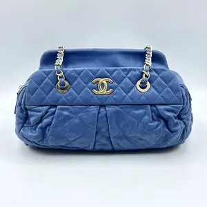 Pre-owned CHANEL Leather Shoulder Bags Iridescent Chic Quilted Bowling Bag