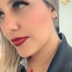 Aretes de Argollitas Clover in Color Negro en 14kt - 585/14K - Elegant Black Clover Earrings for Everyday Wear or Special Occasions