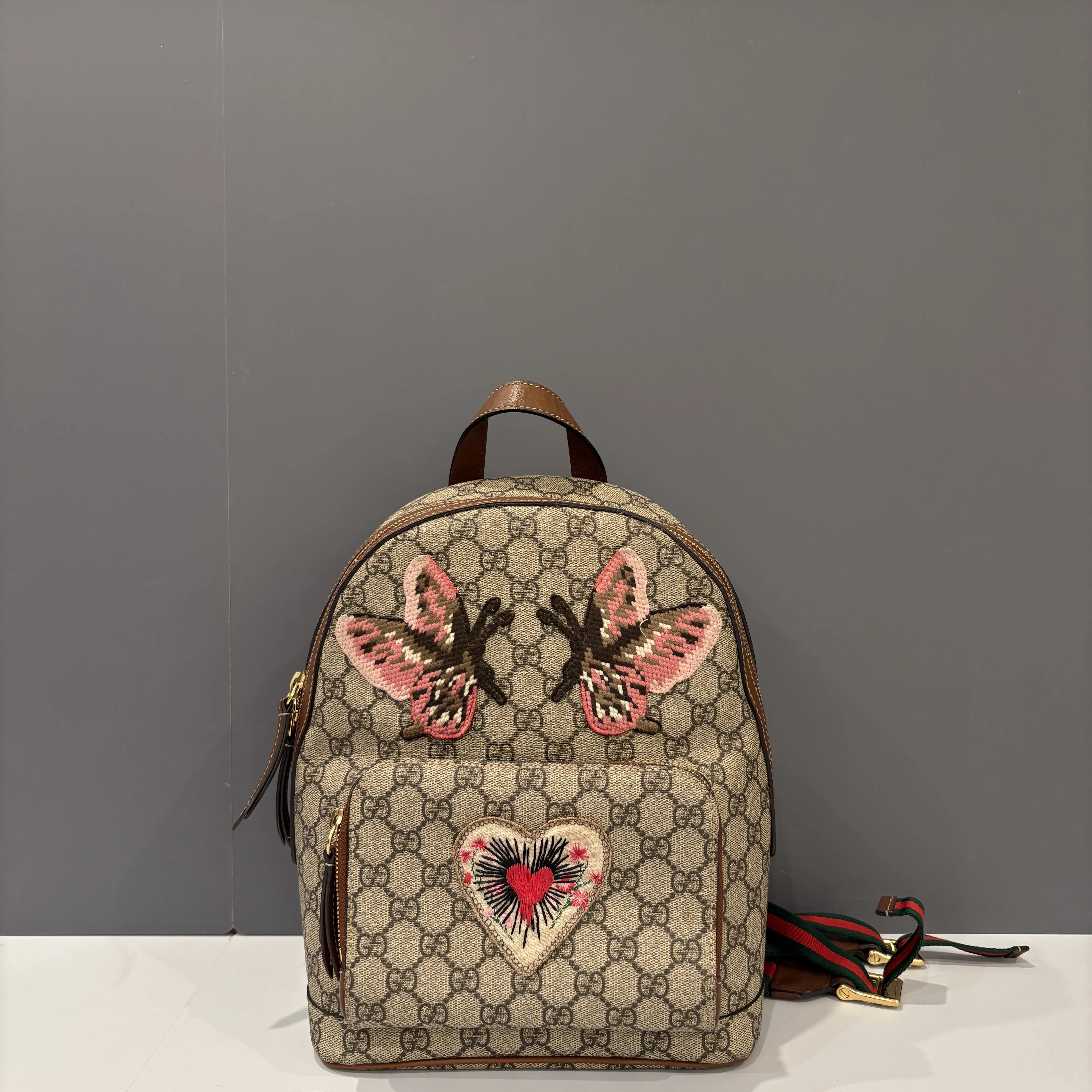 Authentic Gucci Brown GG Supreme Floral Canvas Backpack with Pink Interior Gucci Bloom GG Supreme Canvas Backpack – Pink Floral Print  main image 2
