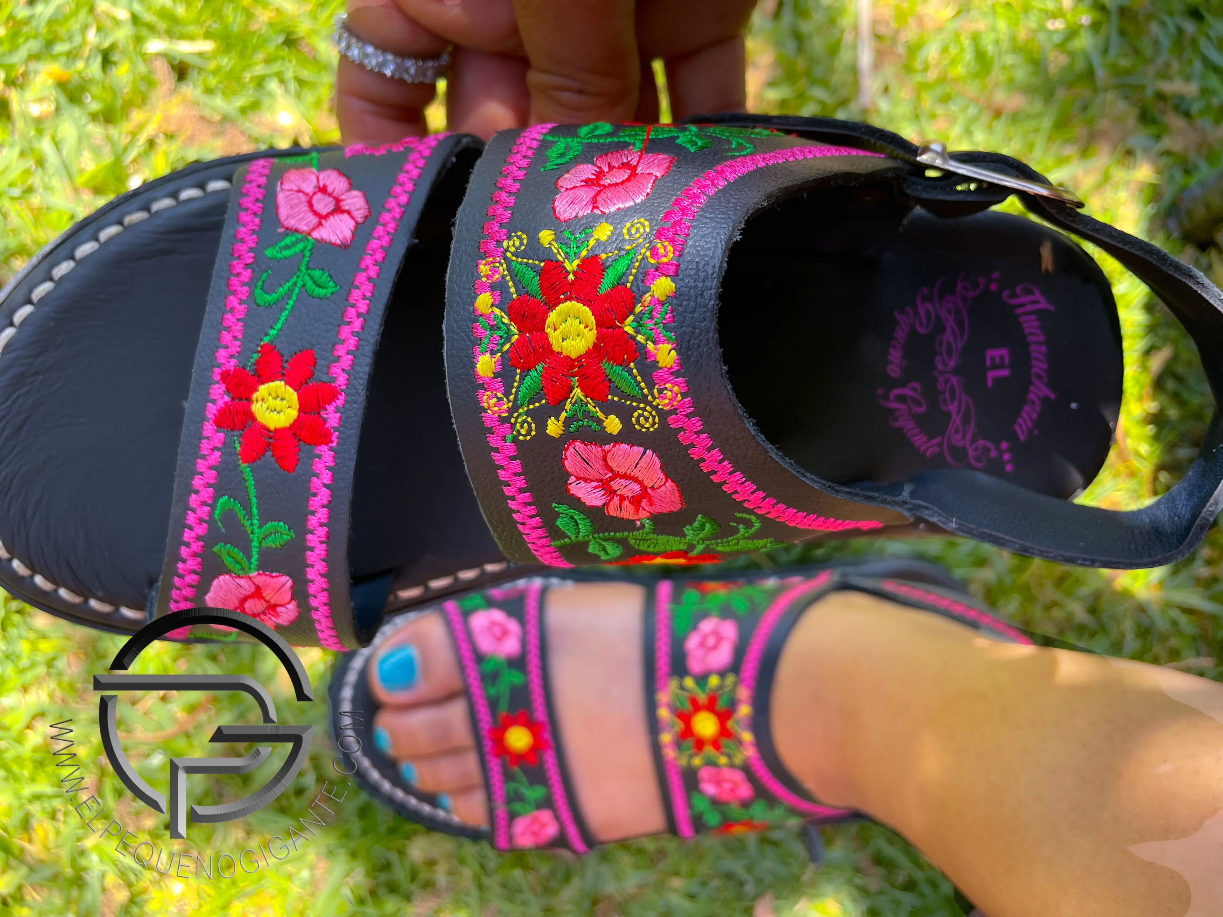 Dos Correas Bordado de Flores en Piel Negra | Huarache Mexicano para Dama