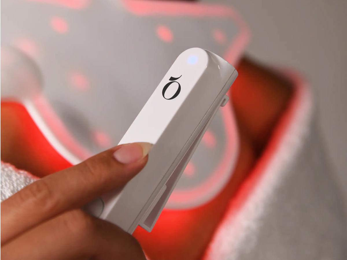 Qure Neck & Décolletage & Chest LED System, Red Light Therapy with 2 Wavelengths of Light, Red 633nm and Near-Infrared 830nmQure Neck & Décolletage & Chest LED System, Red Light Therapy with 2 Wavelengths of Light, Red 633nm and Near-Infrared 830nm