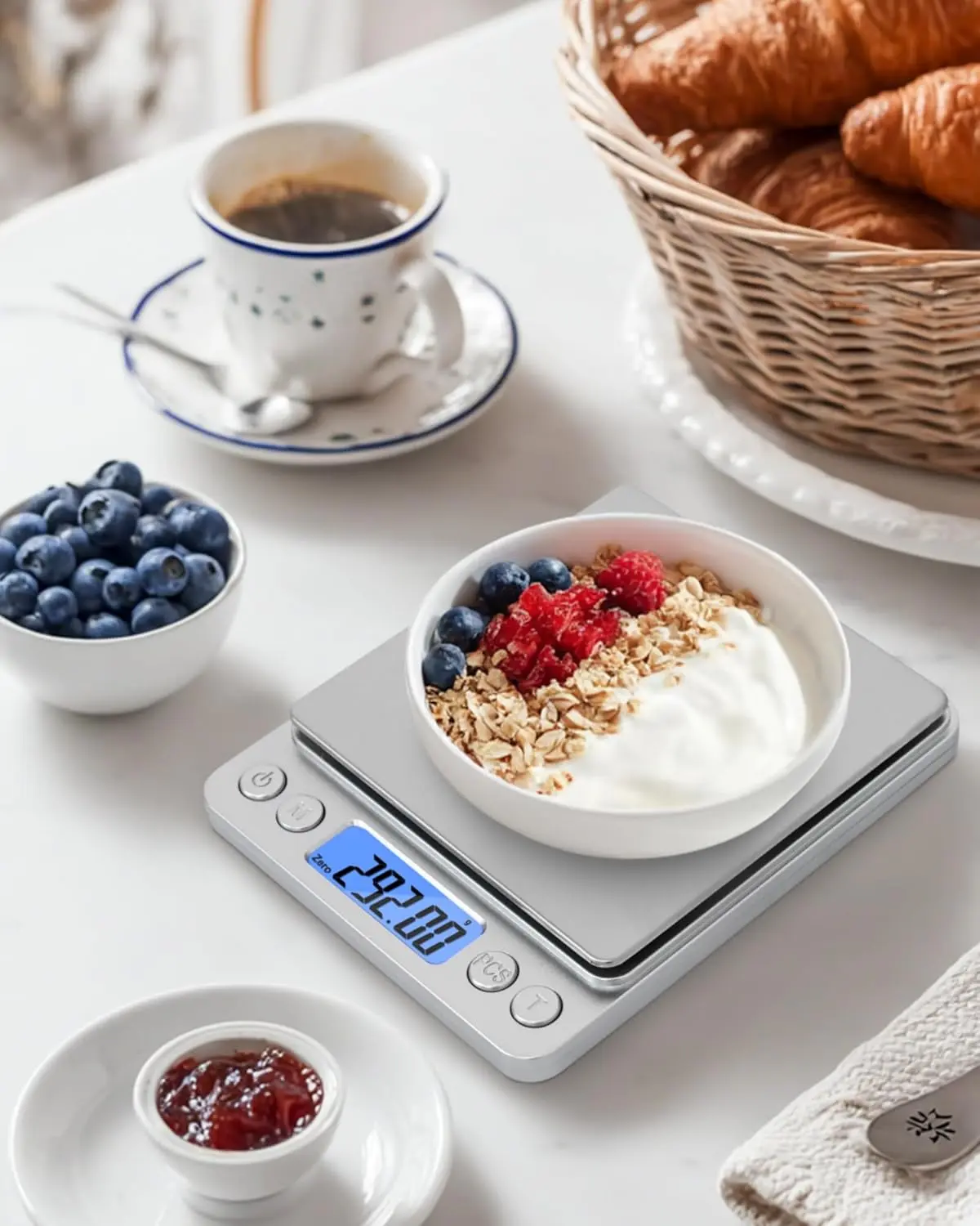 This mini portable electronic scale features an LCD display and a stainless steel weighing pan, making it suitable for weighing jewelry, cooking, baking, and more.
