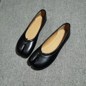 Split-toed Shoes Women's Three Black Best-selling 2026 Spring and Autumn Horseshoe Retro Light Comfortable Casual Flat-bottomed Shallow Mouth Classic Bow Single Shoes