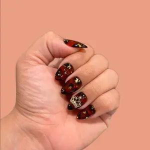 Yas Queen Tortoise with Gold Press One Nails - Stylish and Durable Design for Any Occasion