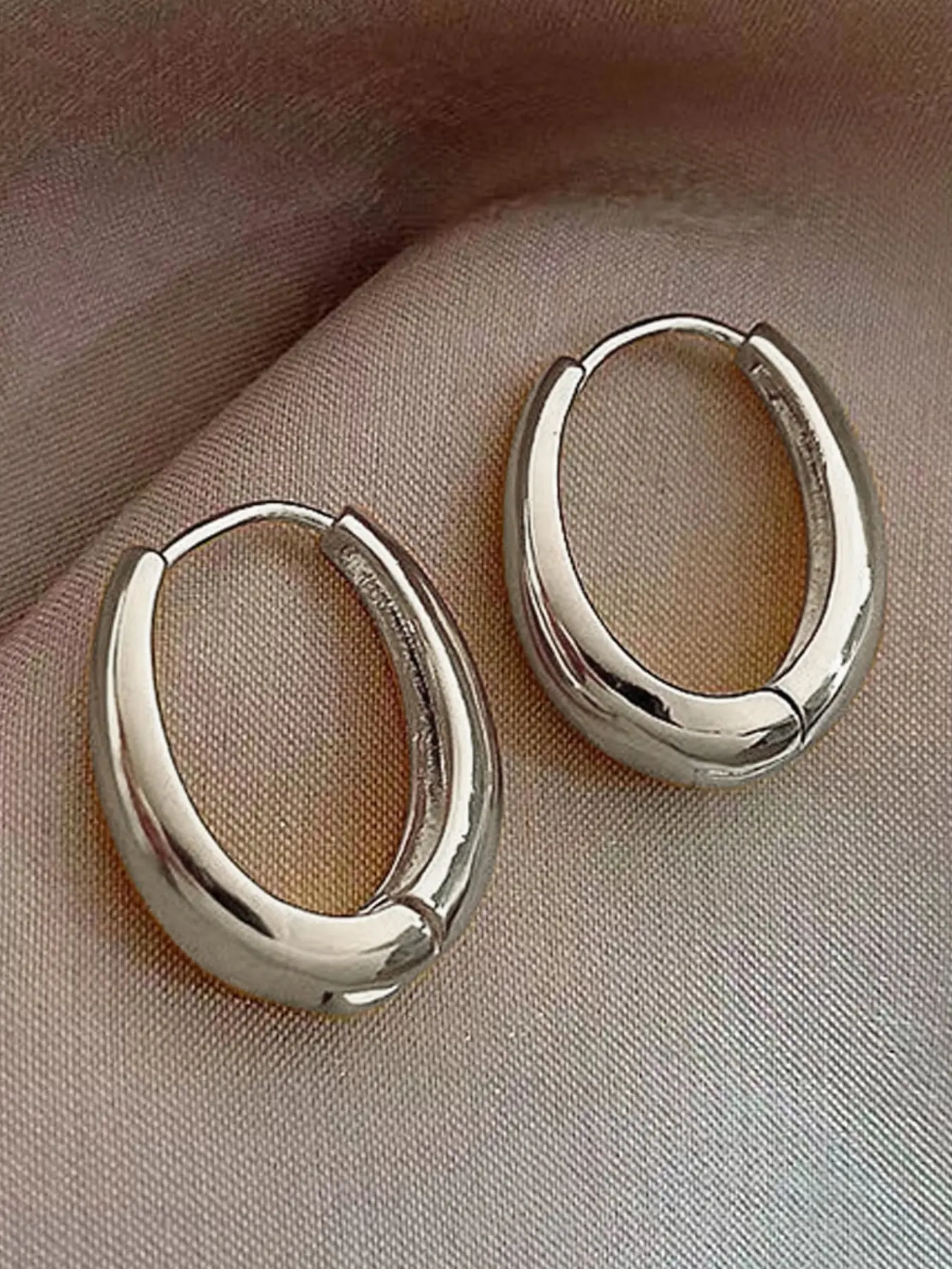 This pair of elegant and simple geometric metal ear loops, Hoop Earrings, Hoop Jewelry, Ear Accessories, is suitable for women to wear during their daily commutes