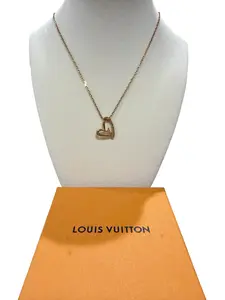 Pre-owned Louis Vuitton Collier Falling In Love Heart Gold Plated Necklace Perfect for Daily Use