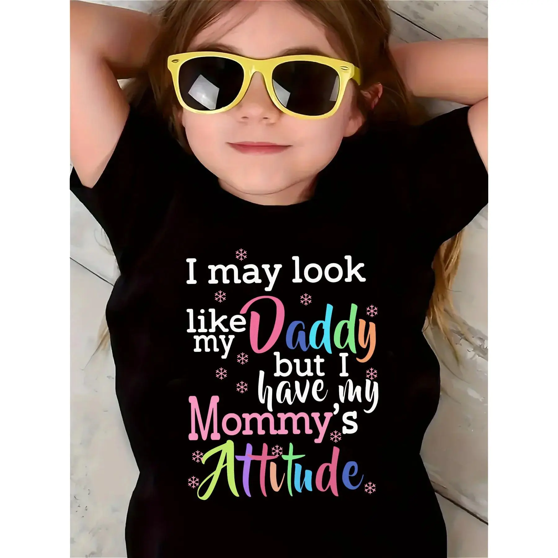 Cute Child-Size Girl's T-Shirt - "I May Look Like My Daddy but I Have My Mommy's Attitude" Letter Print, Colorful Pattern, Soft Comfortable Round Neck, Casual Fashionable Kids' Daily Wear Top, Cute Girls' T-Shirts, Child-Size Girls' T-Shirts