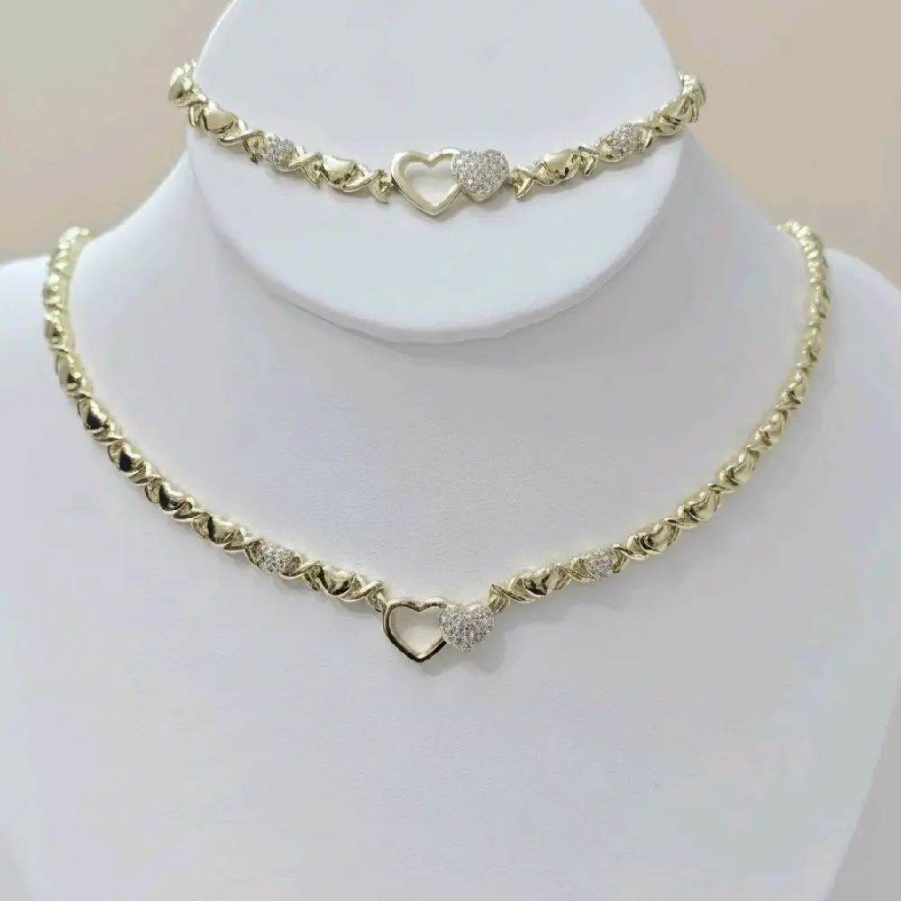 Set de gargantilla 17 inches y bracelet 7.5 inch delgado estilo xoxo con corazon calado y corazon de zc pegaditos ..Laminado 14k
