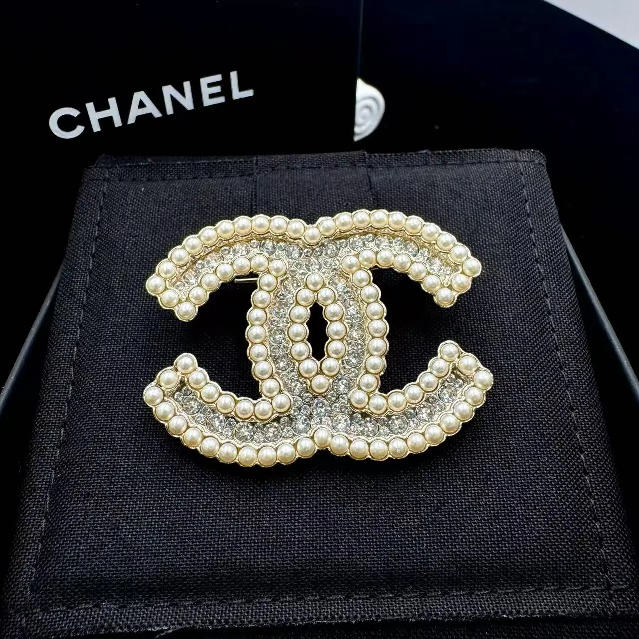 Pre-owned H1 Chanel Pearl and Diamond Double C Brooch SM06280012