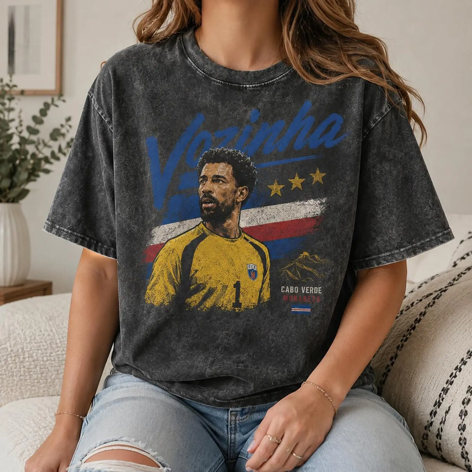 Cursive Vozinha Player Bust Brush Flag Mountain Silhouette Vintage Mineral Wash Cotton T-Shirt