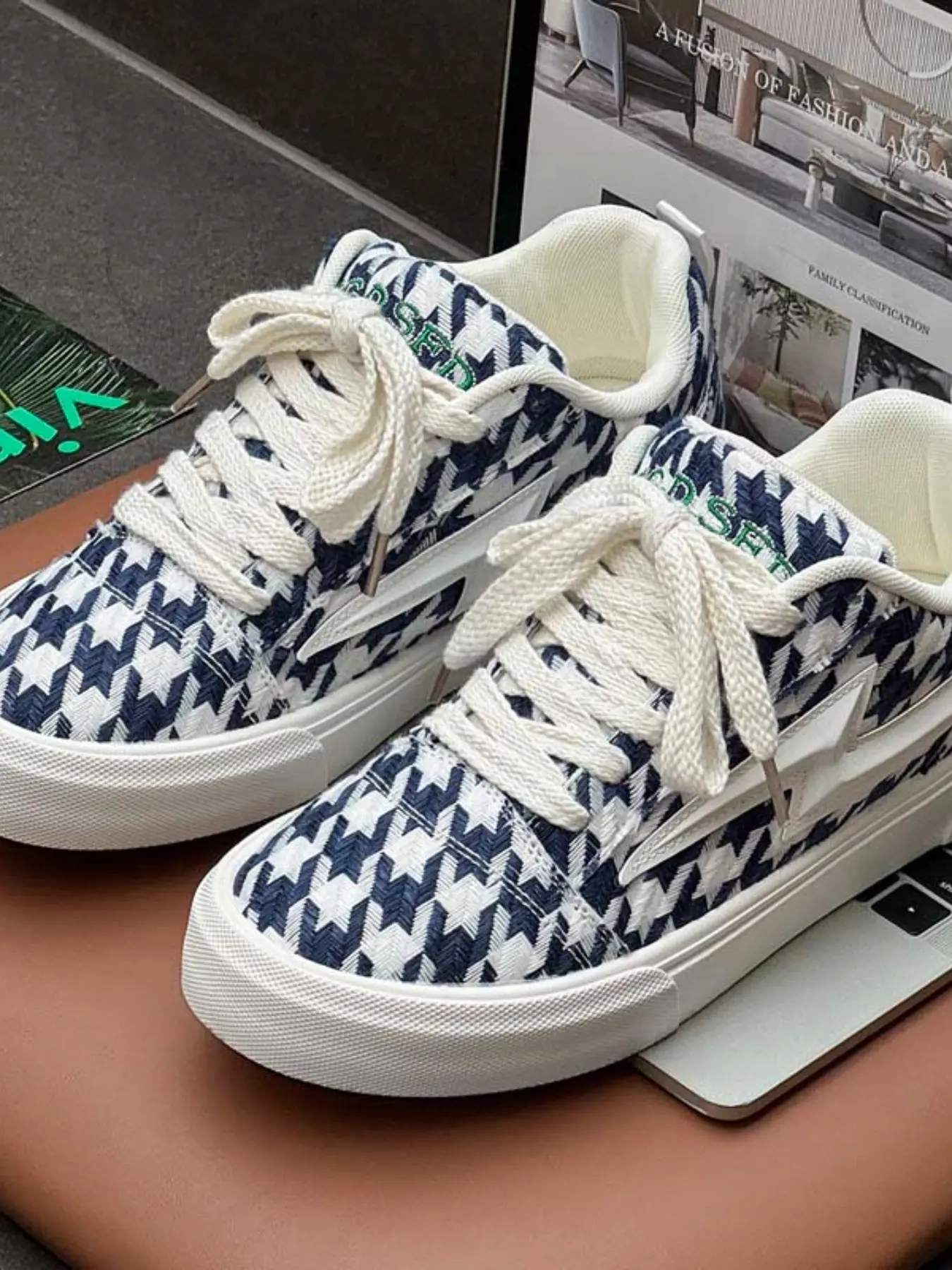 2026 Spring New Unisex Fashion Lightning Casual Sneakers, Classic Plaid Skate Shoes, Three Colors Available, Sizes 36-44, Trainer